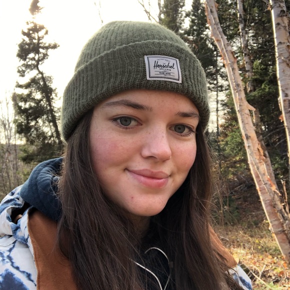 Meet your Posher, Caitlin - Picture 2 of 3